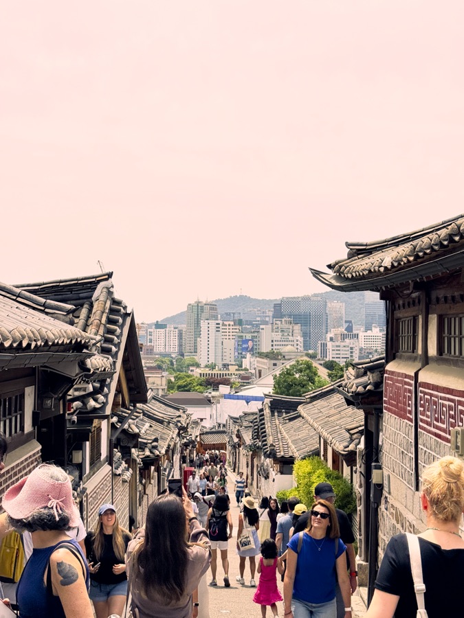 Corsa tra le case hanok tradizionali del villaggio di Bukchon a Seoul