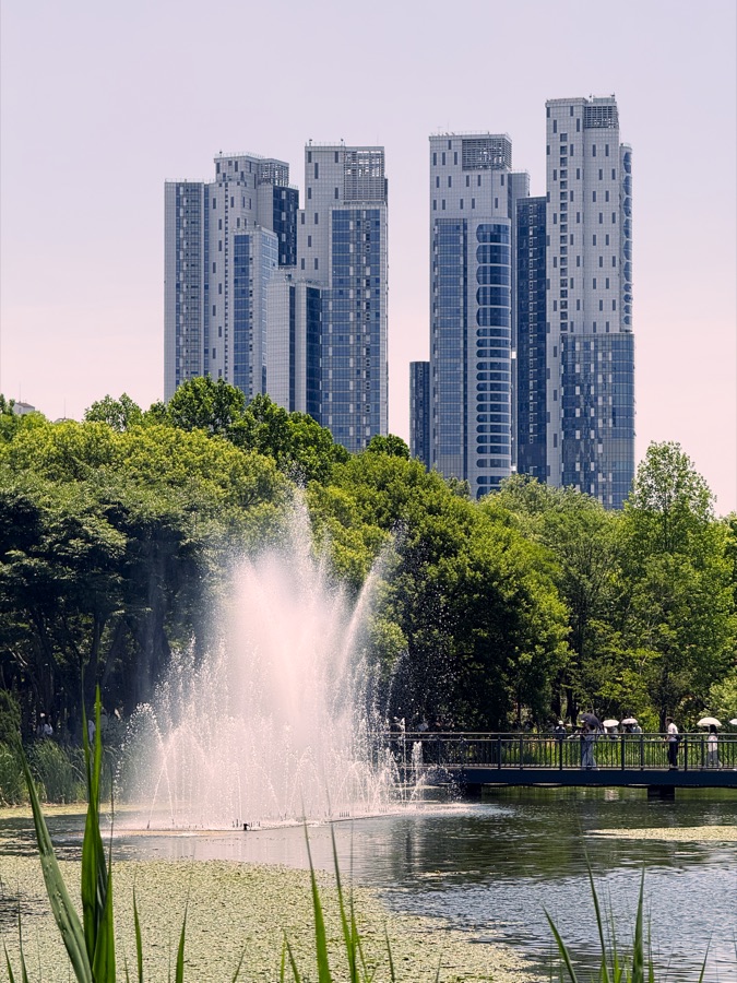 Corsa nel verde del parco Seoul Forest