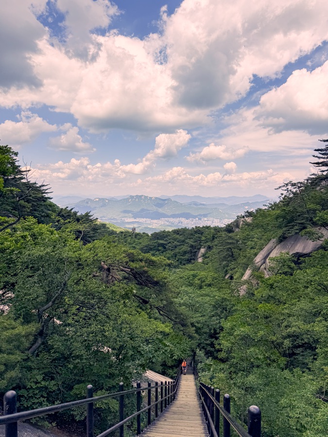 Hiking sui sentieri del monte Bukhansan a Seoul