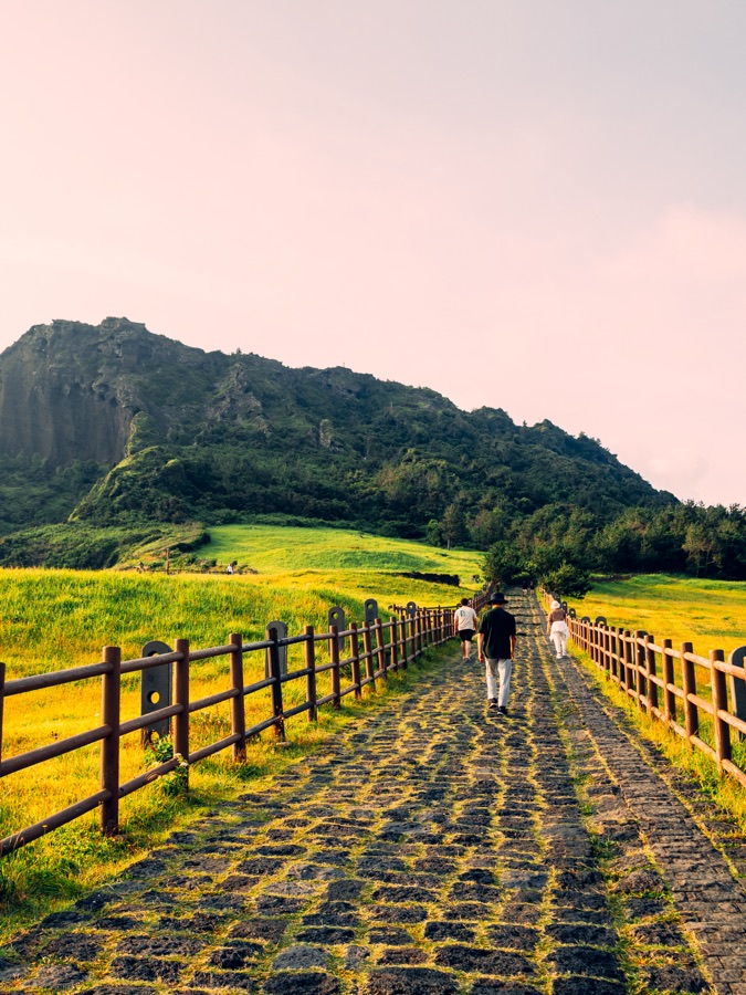 Corsa lungo la costa vulcanica dell'isola di Jeju