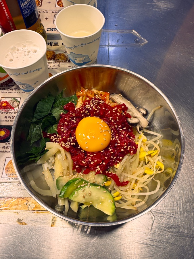 Bibimbap, riso coreano con verdure, uovo e gochujang
