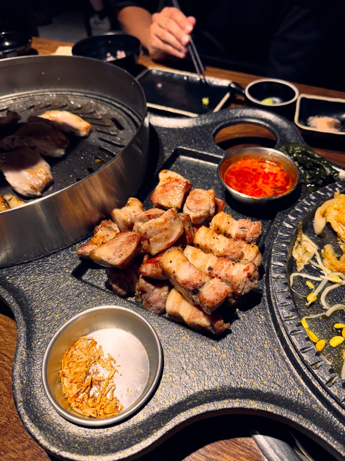 BBQ coreano con carne alla griglia al tavolo